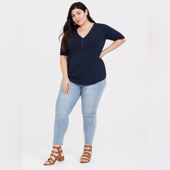 torrid Periwinkle Ribbed Henley Top - Picture 4 of 4